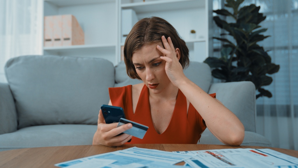 stressed-young-woman-has-financial-problems-credit-card-debt-pay-prim.jpg карта