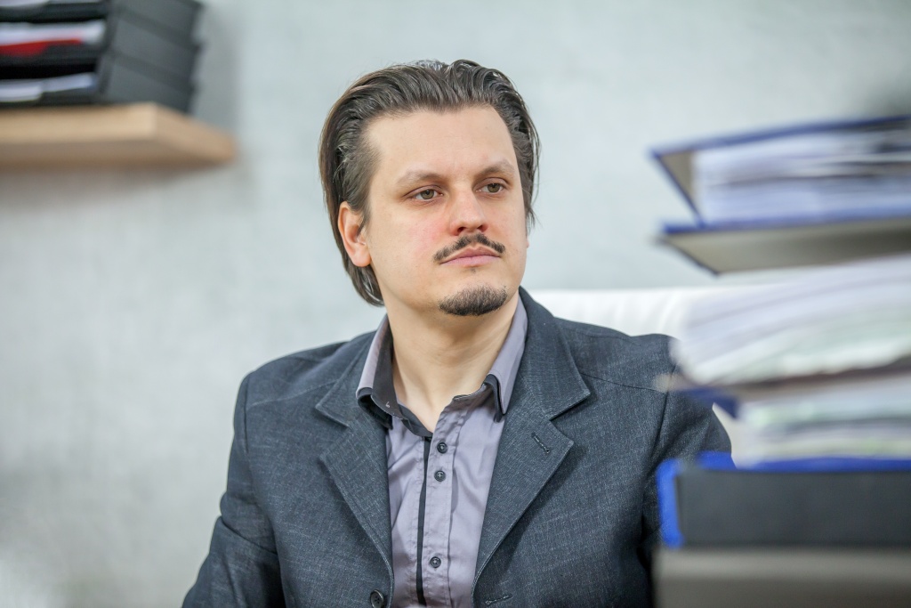 young-businessman-working-from-his-office-concept-hard-work.jpg усы