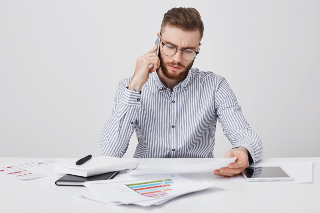 young-unexperienced-male-worker-with-stubble-doesn-t-understand-information-documents-paper.jpg телефон